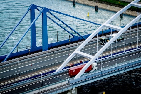 Verkeer over Suurhoffbrug naar Maasvlakte nog vier tot acht weken via vluchtstrook