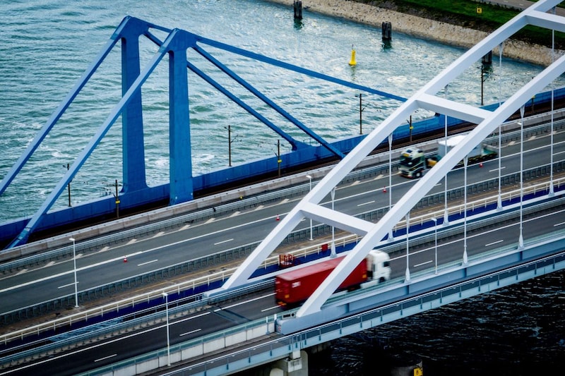 Verkeer over Suurhoffbrug naar Maasvlakte nog vier tot acht weken via vluchtstrook