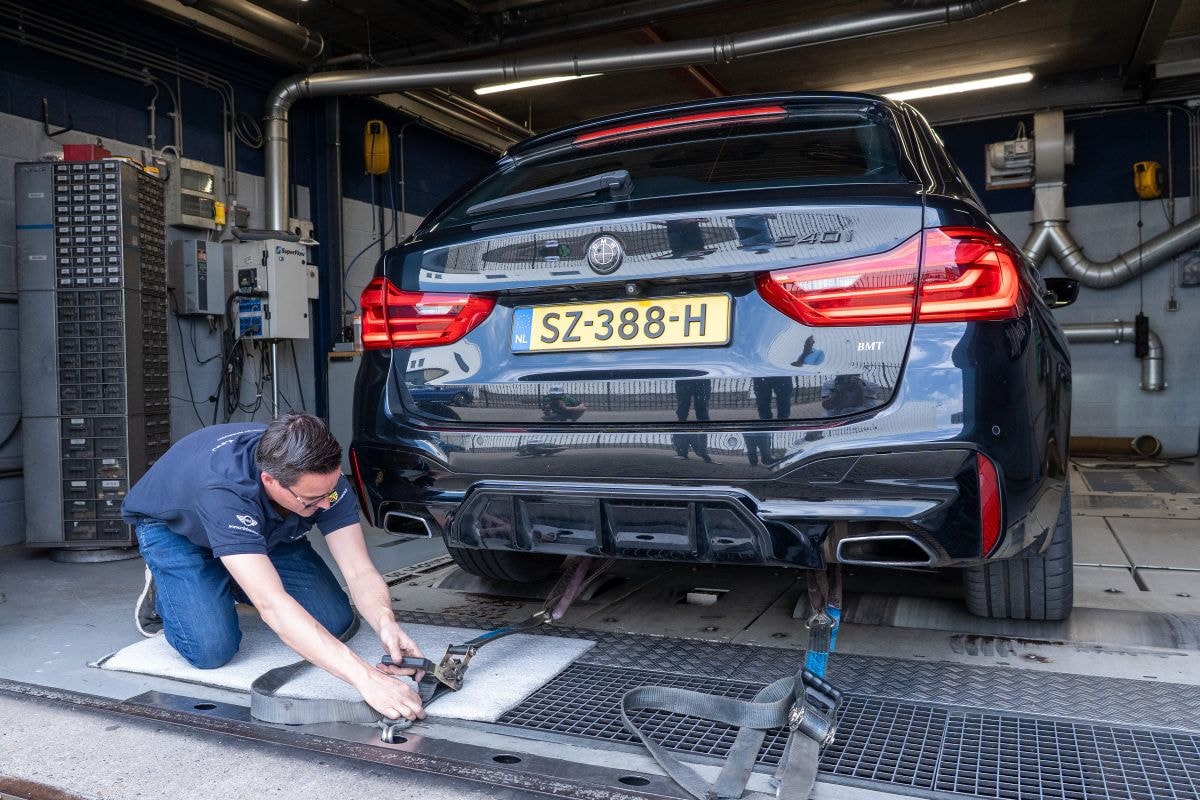 BMW 520i op de rollenbank