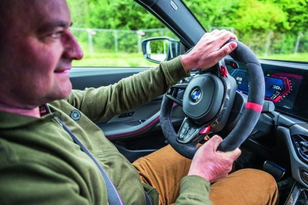 Rijden in een auto, stuur, BMW M3