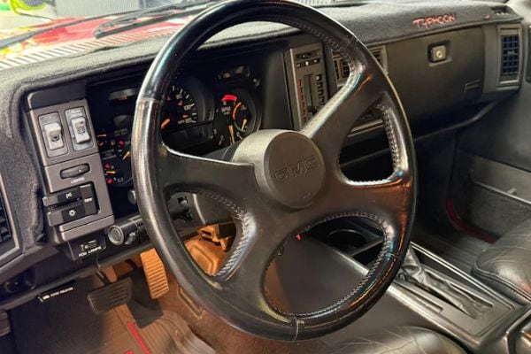 Dashboard GMC Typhoon