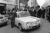 Renault 8 Gordini met Franse skiploeg, Champs Elysées 1968