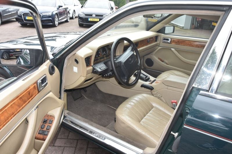 Jaguar XJ