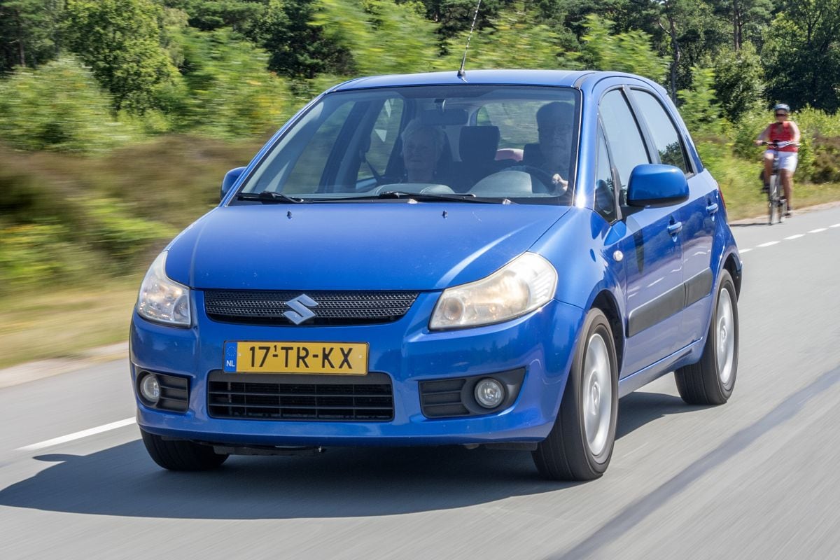 Suzuki SX4 in klokje rond