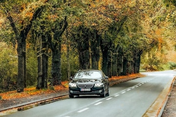 auto in Duitsland, herfst, vallende bladeren