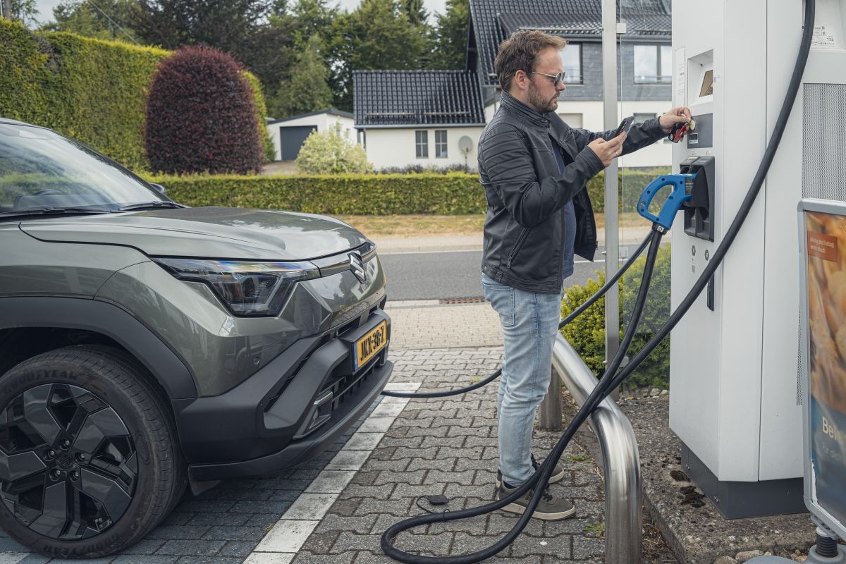Suzuki e Vitara aan de snellader opladen