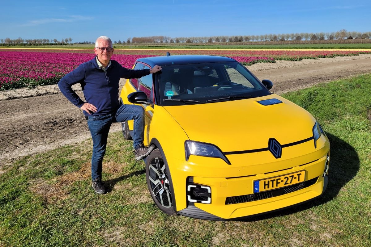 Arjaan met zijn Renault 5