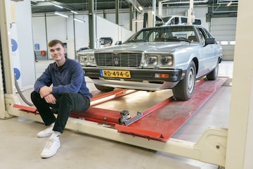 Maserati Quattroporte in klokje rond klassiek