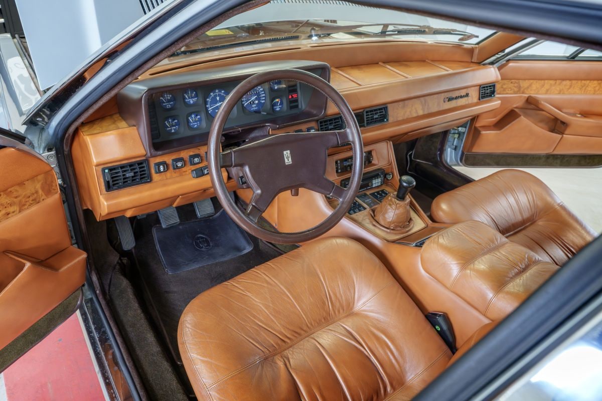 Maserati Quattroporte in klokje rond klassiek