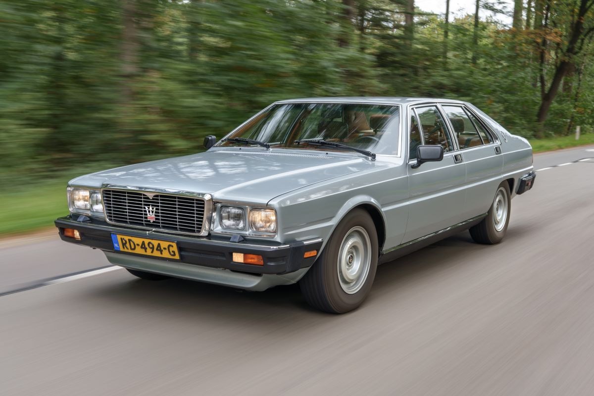 Maserati Quattroporte in klokje rond klassiek