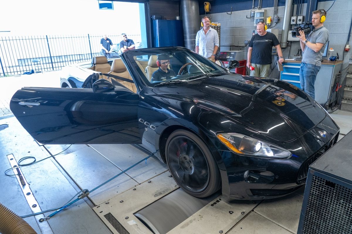 Maserati GranCabrio op de rollenbank