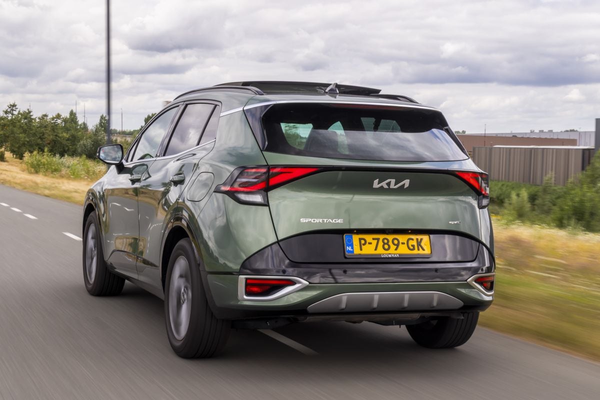 rijder driewkwart achter triotest suv's