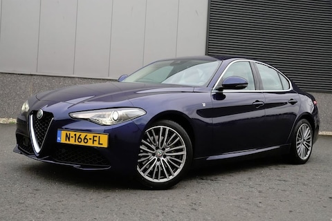 Je koopt een Alfa Romeo Giulia al voor €15.000, maar het is verleidelijk om door te sparen